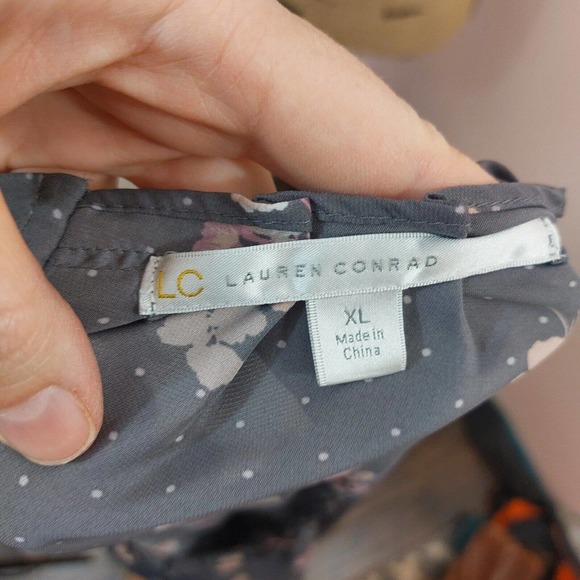 Lauren Conrad Gray and Pink Floral Cap Sleeve XL Blouse workwear tie back - Picture 4 of 6